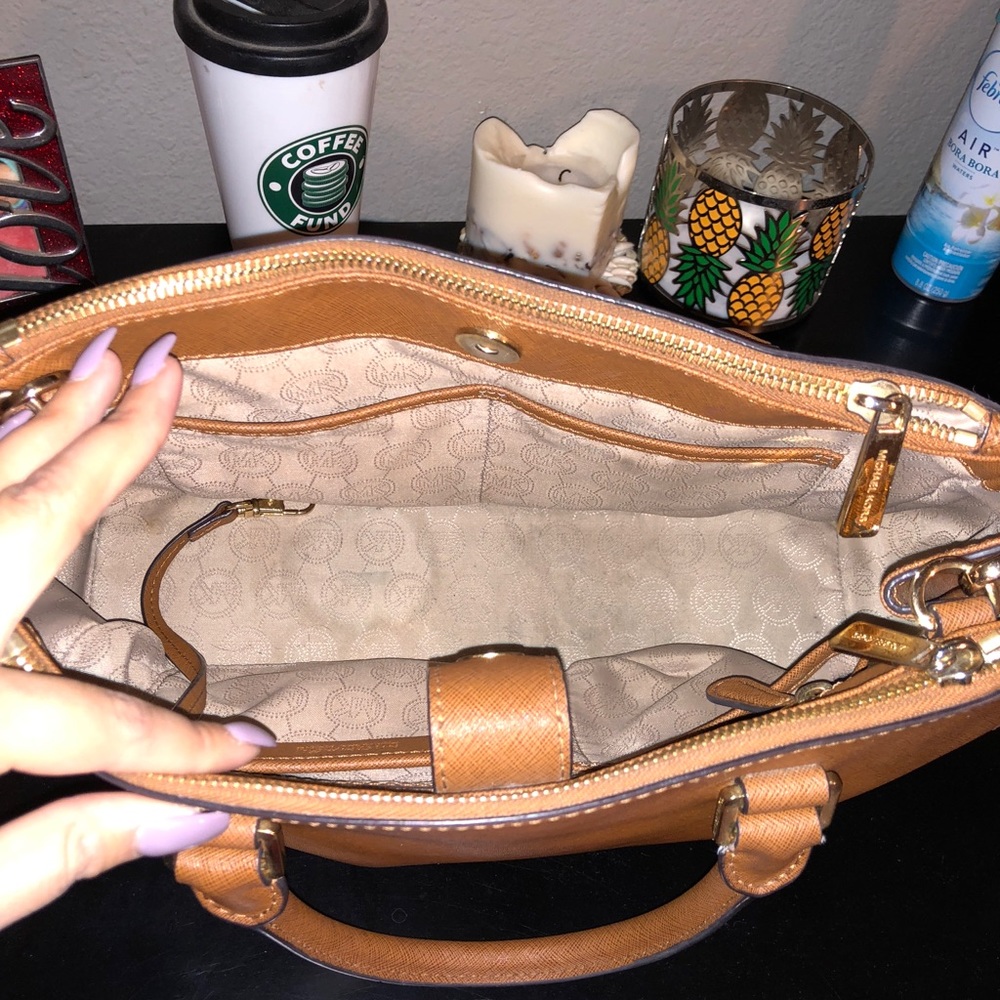 Authentic Michael Kors Sutton bag - Picture 5 of 6
